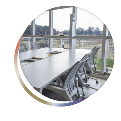 Sala de coworking con mesas de trabajo